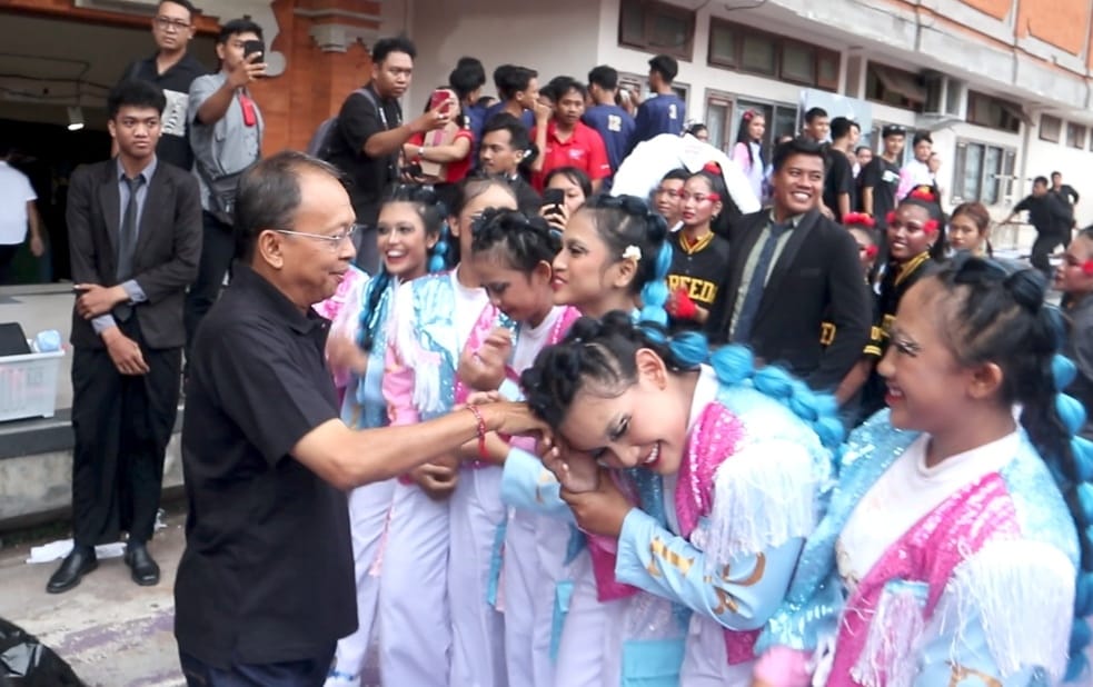 HORMAT PAK: Kandidat Gubernur Bali nomor 2 Wayan Koster menyapa cherrleader di arena DBL Bali Series 2024