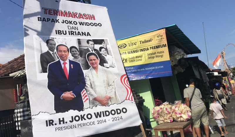 BALIHO JOKOWI : Baliho Jokowi di perempatan Jalan Tukad Yeh Aya-Tukad Balian, Denpasar. (foto: miftahuddin mustofa halim/radar bali)