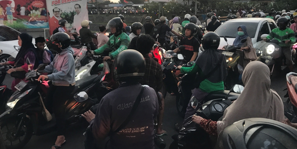 MACET: Suasana kemacetan yang terjadi di jembatan Jalan Pulau Galang- Tukad Baru Pemogan Denpasar.