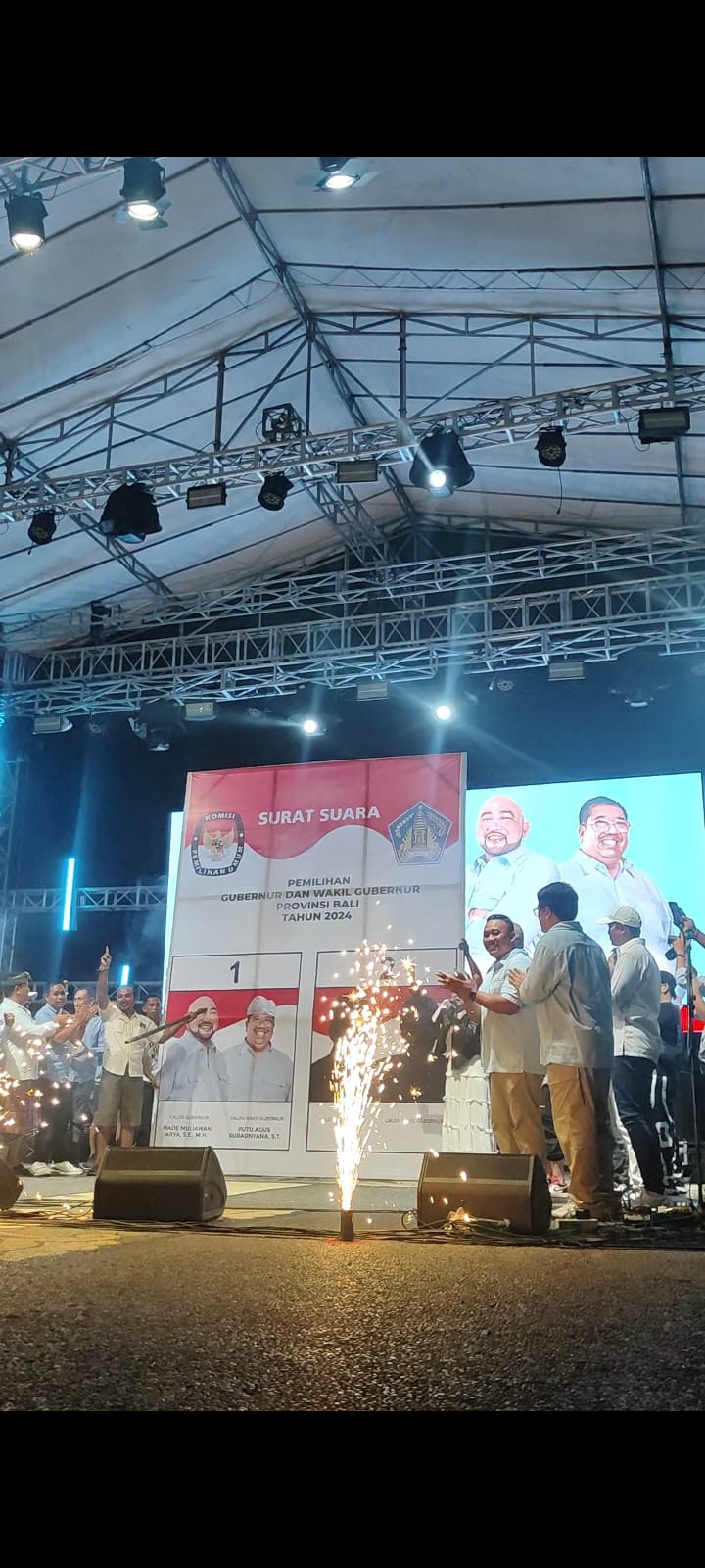 COBLOS NOMOR 1: Tjokorda Gde Agung Sumara Wisesa anak dari Raja Klungkung XII Ida Dalem Smara Putra di Alun-alun Ida Dewa Agung Jambe, Klungkung Minggu (20/10/2024).