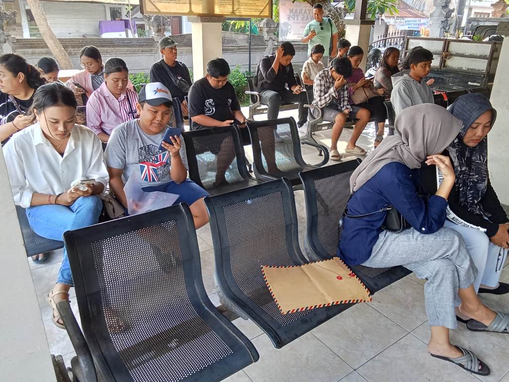 PEREKAMAN: Warga Kota Denpasar melakukan perekaman serentak pada Minggu (20/10) di masing-masing kecamatan.