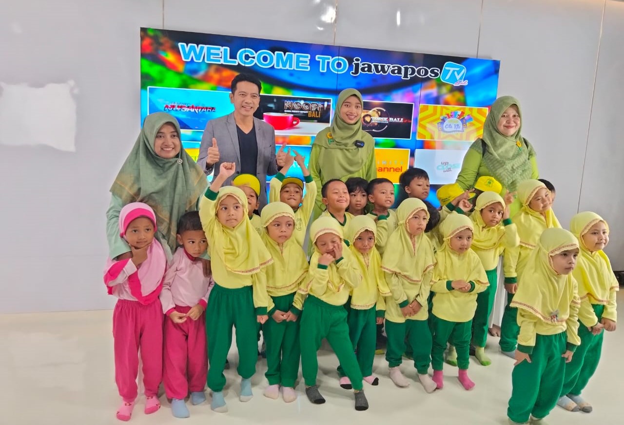 MASUK TV: Anak-anak TK ABA 5 Denpasar dan guru pendamping/pembimbing bersama produser Novara Krishna saat di studio Jawa Pos TV Bali, Selasa 22 Oktober 2024.