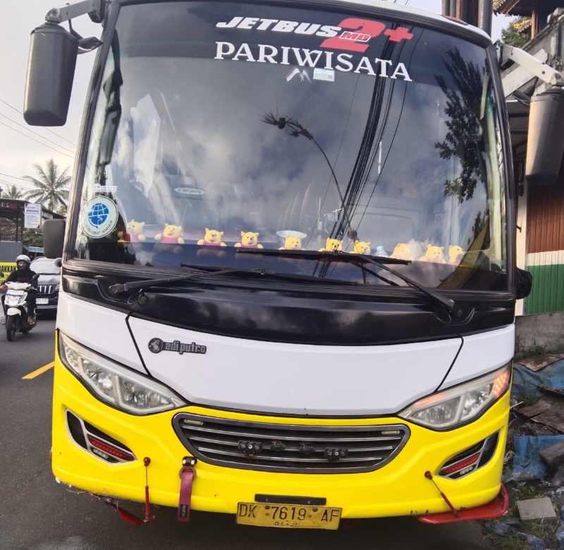 KECELAKAAN MAUT : Bus yang terlibat kecelakaan dengan korban. (Foto Polres Tabanan Untuk Radar Bali)