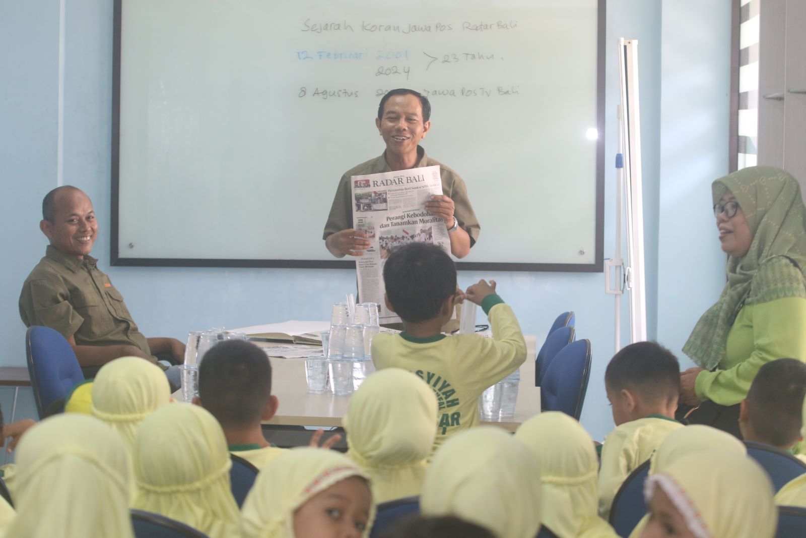 LITERASI MEDIA: Pemimpin redaksi radarbali.id dan Jawa Pos TV Bali, Muhammad Ridwan dan pemred Jawa Pos Radar Bali, Djoko Heru menjelaskan sejarah dan proses cetak koran berita, 22 Oktober 2024.