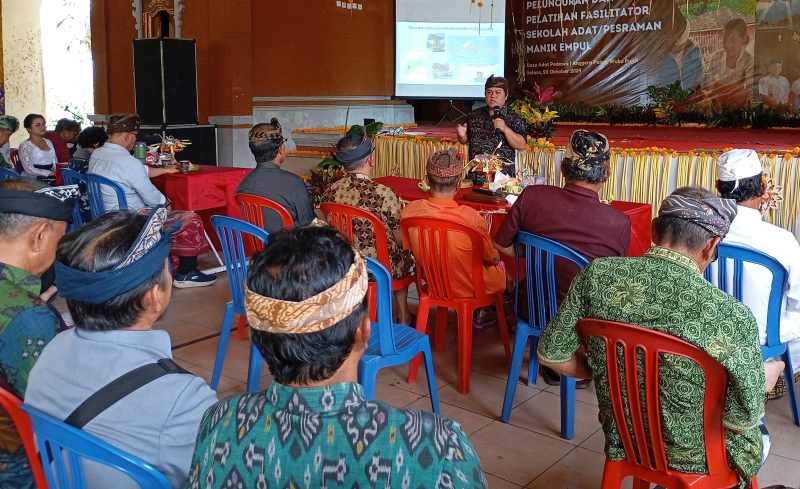 BEBERKAN GAGASAN SEKOLAH: Penjelasan dari pemateri terkait peluncuran Sekolah Adat/Pasraman Manik Empul di Desa Pedawa. (foto:francelino junior)