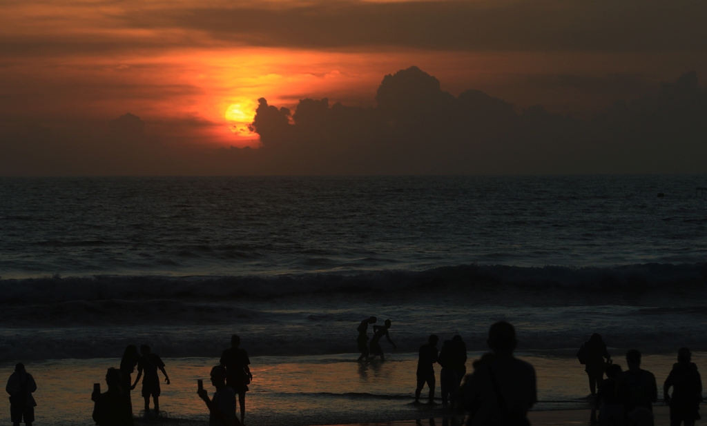 SUNSET: Suasana sunset di Pantai Petitenget Kerobokan, Kuta Utara diselimuti mendung.