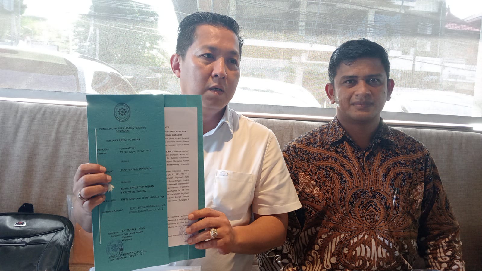 INI BUKTINYA: Kuasa hukum pemilik lahan di Pemelisan Agung, Tibubeneng, Badung, menunjukkan putusan PTTUN Mataram
