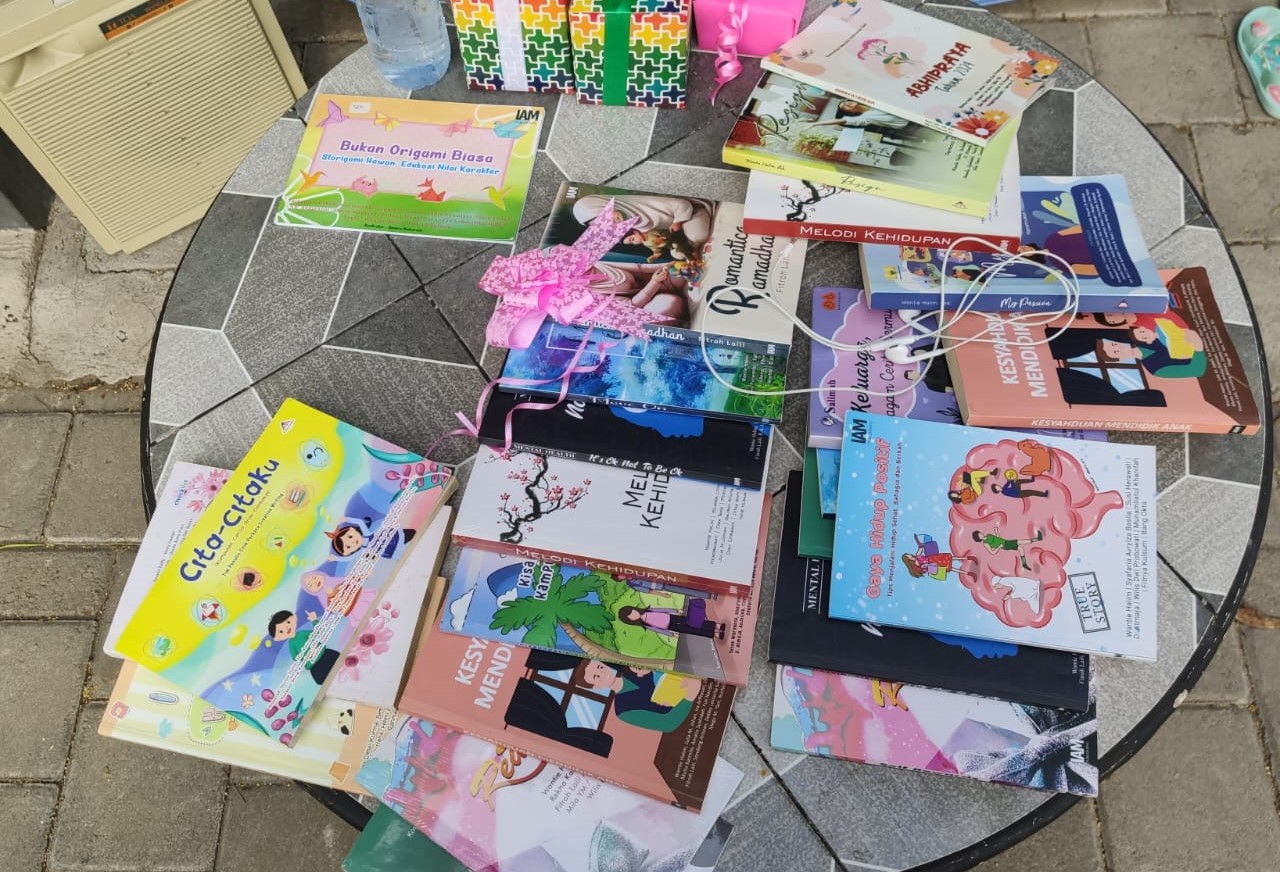HIDUP TERUS: Beberapa buku karya penulis KMID Bali yang dipamerkan di arena Bincang Literasi, 19 Oktober 2024 lalu.