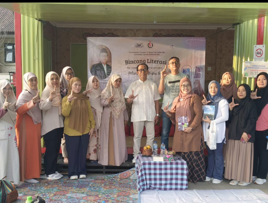 AYO MENULIS: Para peserta Bincang Literasi dari Komunitas Menulis Indonesia (KMI) Daerah Bali foto bersama di Taman Janggan Denpasar, 19 Oktober 2024.