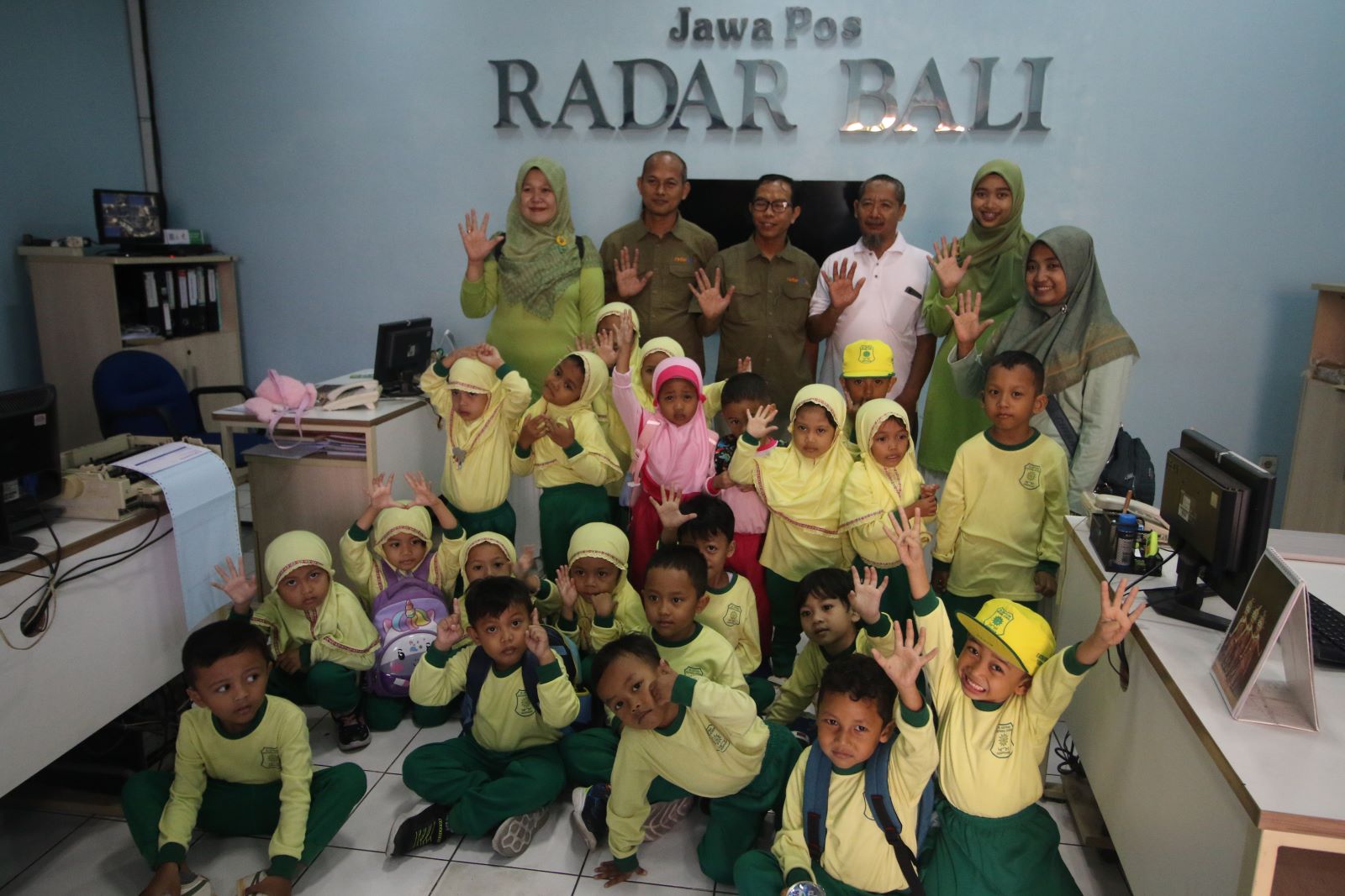 BERANDA REDAKSI: Anak-anak TK plus play group  ABA 5 Denpasar foto bersama di ruang admin Jawa Pos Radar Bali