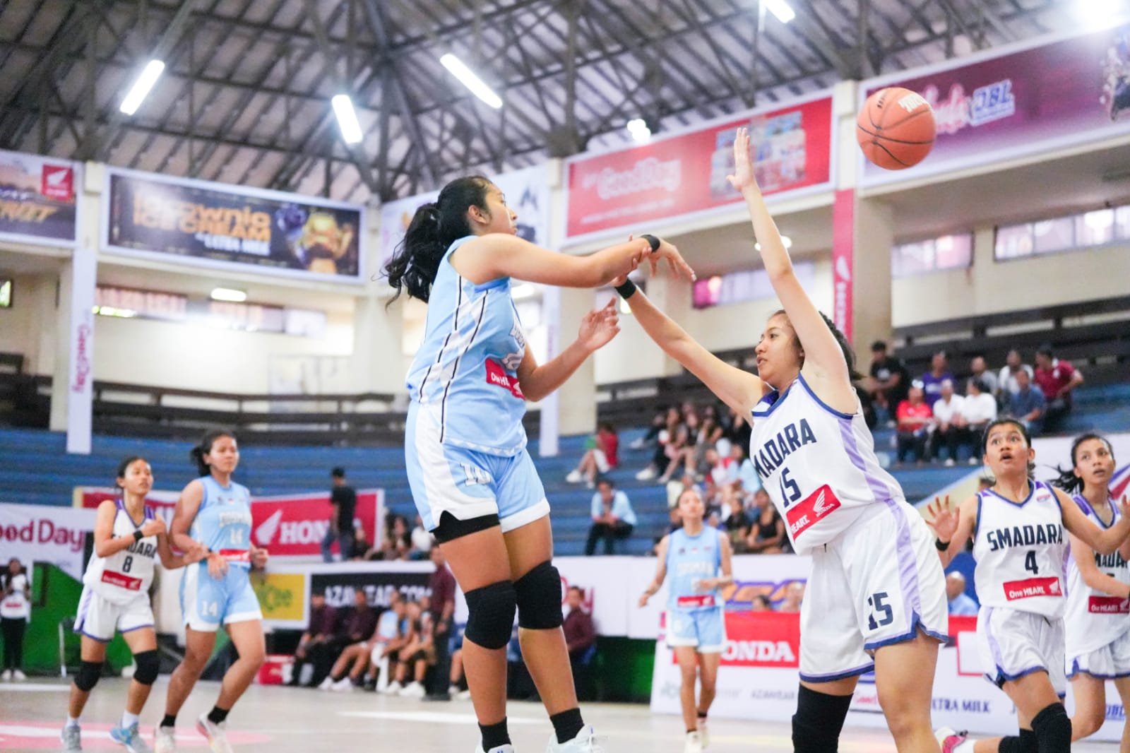 Laga tim putri Dosman (biru) vs Smandara di GOR Ngurah Rai Denpasar (24/10/2024).