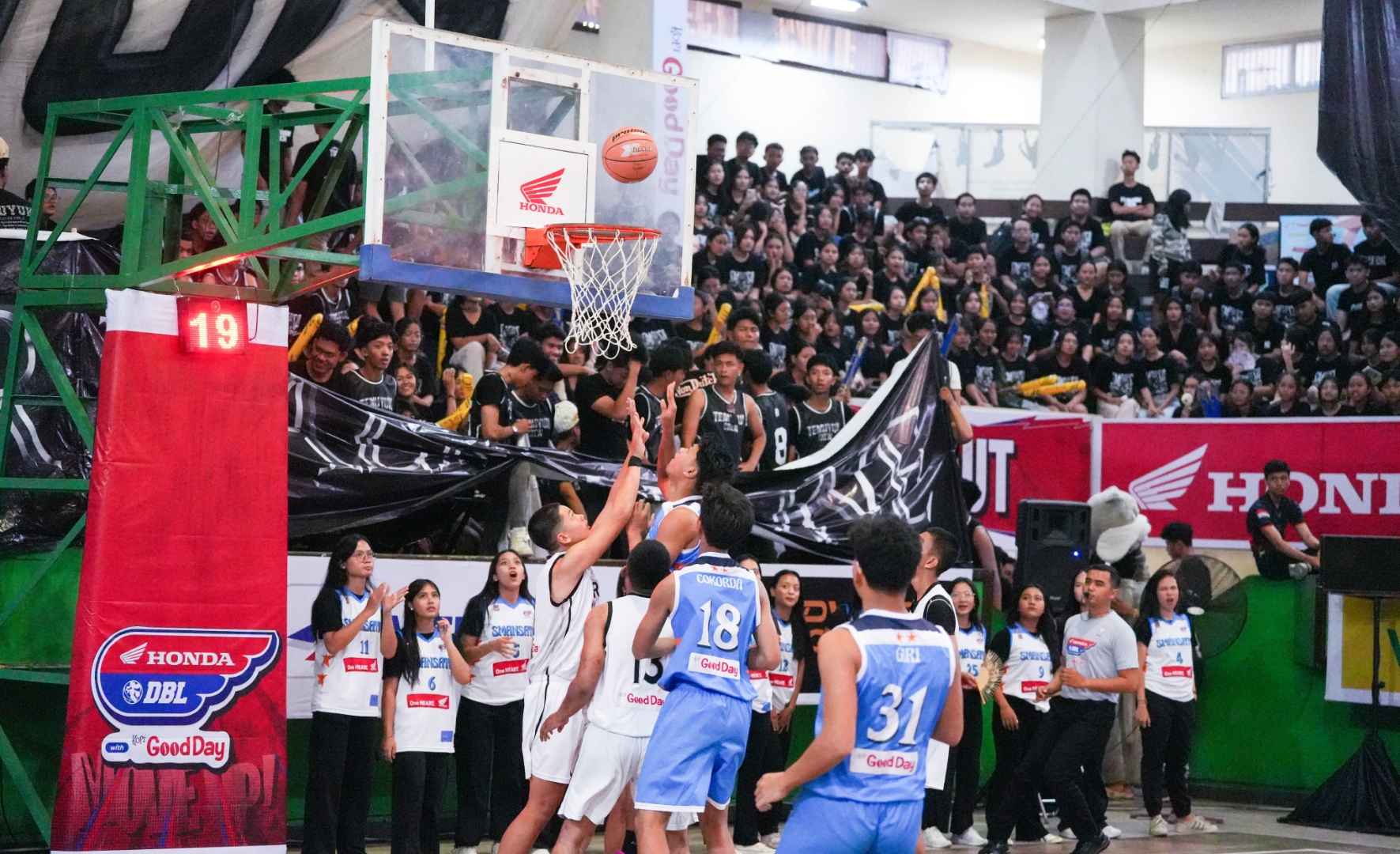 Laga SMAN 1 Denpasar (biru) vs SMA Soverdi Tuban Badung di GOR Ngurah Rai, Denpasar, Kamis (24/10/2024).