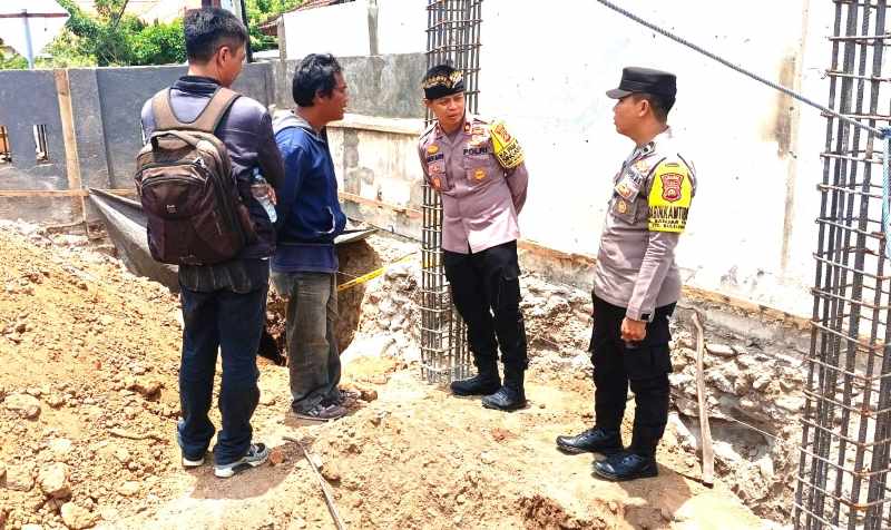 DI SINI TEMUANNYA : Kapolsek Kota Singaraja, Kompol Made Agus Dwi Wirawan sebut hasil visum tulang temuan di SDN 3 Banjar Tegal, bukan tulang manusia. (francelino junior)