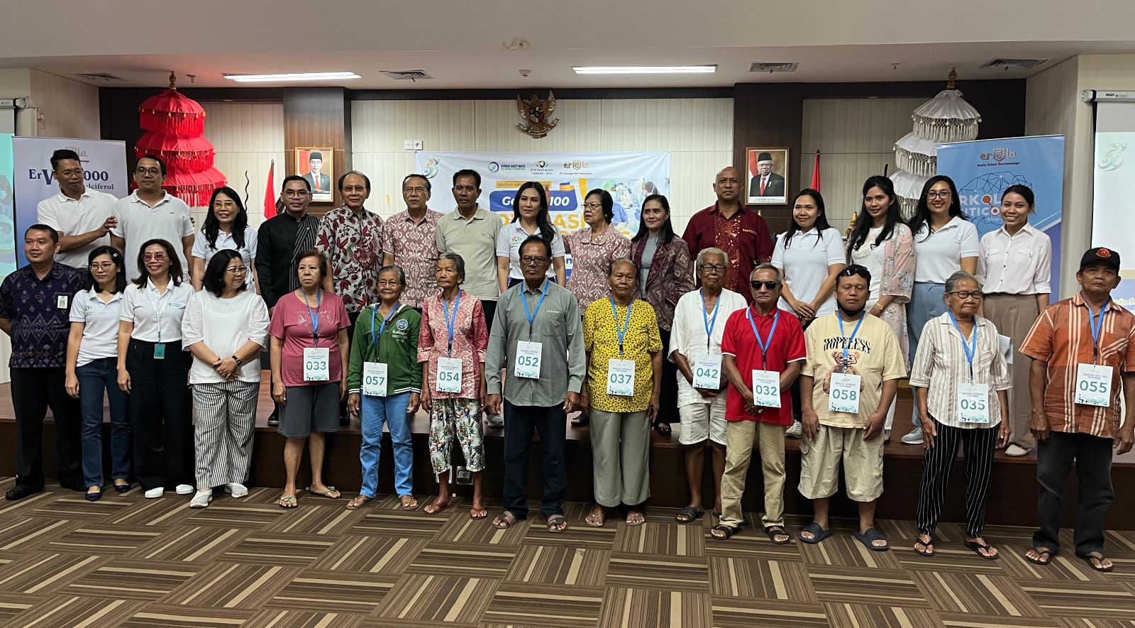 GRATIS: Manajemen PT Erela foto bersama perwakilan peserta operasi katarak di RS Mata Bali Mandara, Sabtu 19 Oktober 2024 lalu.