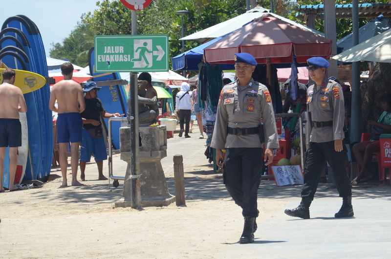 PATROLI PANTAI : Petugas Kepolisian  Air dan Udara (Polairud) Polresta Denpasar Pos Kuta, sedang keliling melakukan pengawasan. (Adrian Suwanto/Radar Bali)