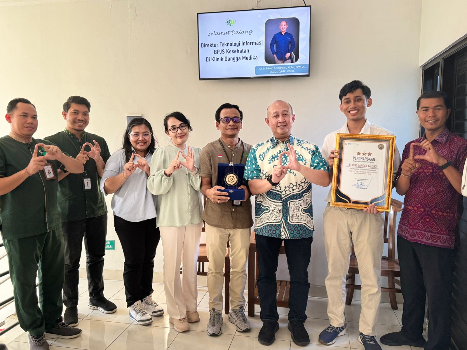 Direktur Teknologi Informasi BPJS Kesehatan Dr. Ir. Edwin Aristiawan, M.M melakukan kunjungan lapangan ke Klinik Pratama Gangga Medika pada Kamis (24/10).