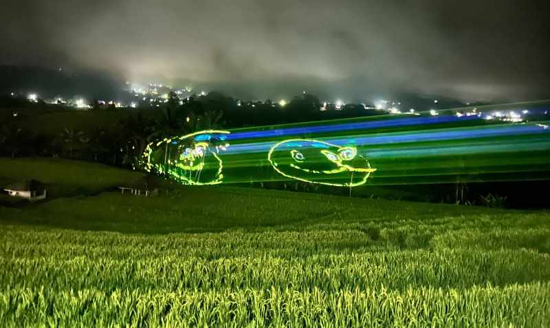 ATRAKSI LASER : Pertunjukkan animasi sinar lampu laser di DTW Jatiluwih, Penebel Tabanan saat malam hari. (Foto DTW Jatiluwih untuk Radar Bali)