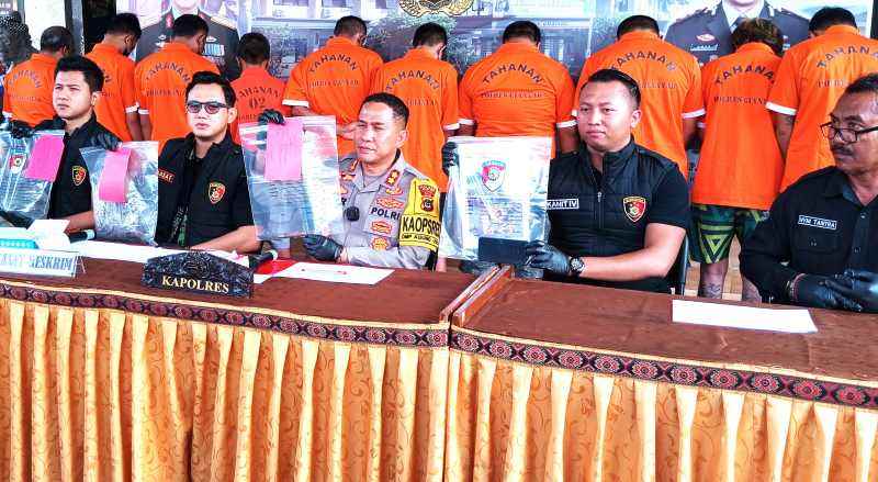 MELIBATKAN BANYAK ORANG : Polres Gianyar beberkan penangkapan sepuluh orang yang terlibat. (foto:ib indra prasetia/radar bali)
