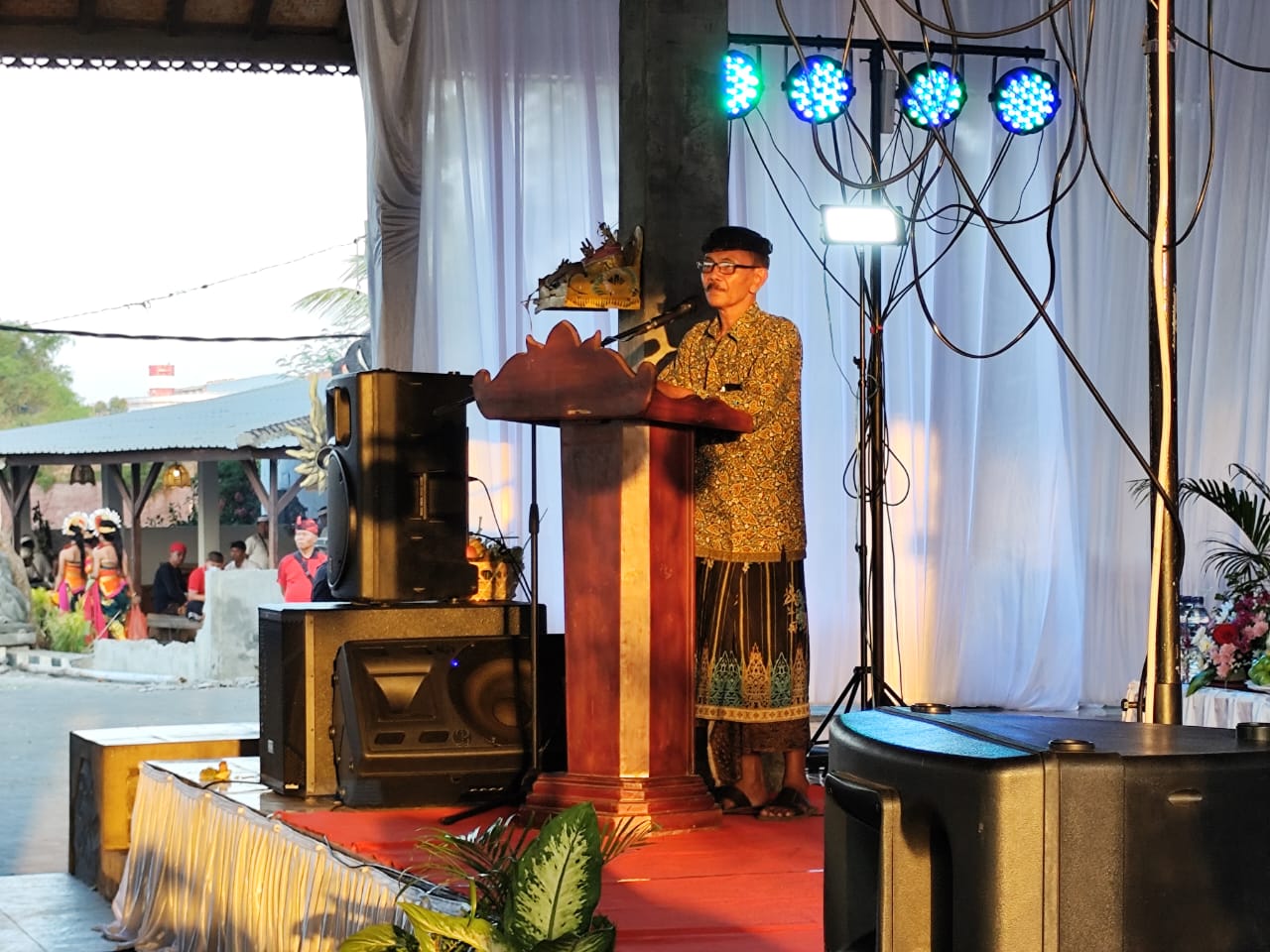 Warga Buleleng Ketut Wicana terbata-bata menyampaikan kegembiraannya. Terutama, apresiasinya atas program nangun sat kerthi loka Bali.