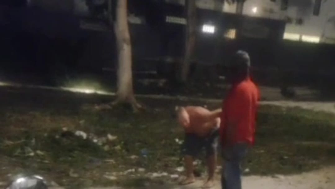 JOROK: Dalam kondisi stengah relanjang, Mr. Hans Remco Clipp, 60, plorotin celana dan menungging