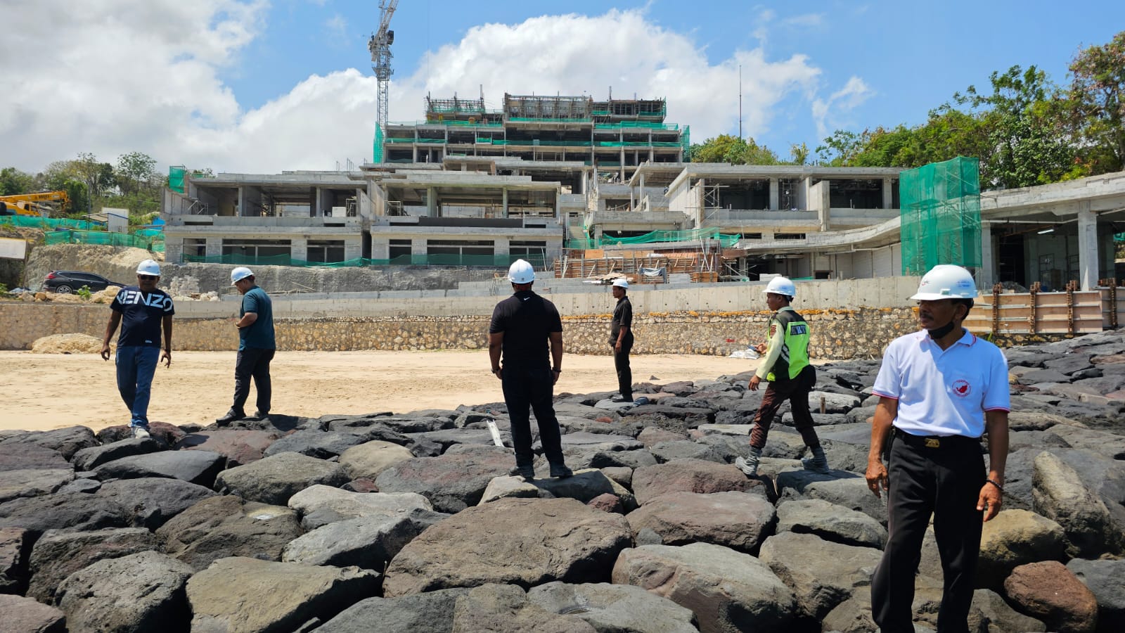 Lokasi: Suasana di lokasi proyek pembangunan KARV Hotel Jimbaran, Minggu (27/10).
