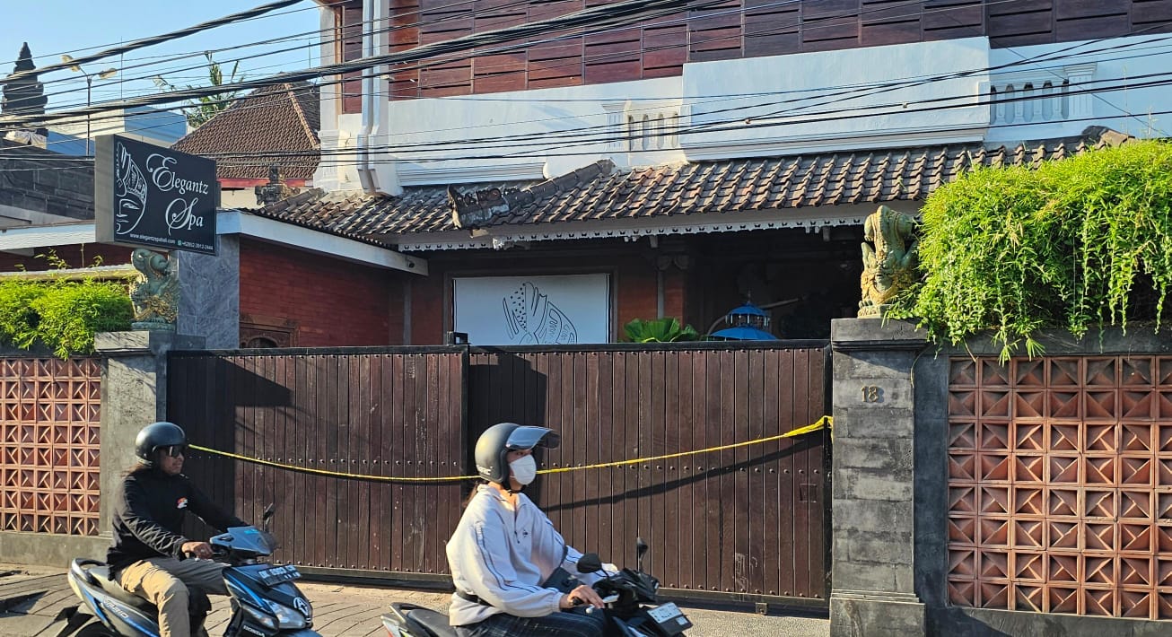 Segel: Garis polisi atau line police telah membentang di gerbang, Elegantz SPA, Jalan Tangkuban Perahu, Denpasar Barat, Sabtu (26/10).