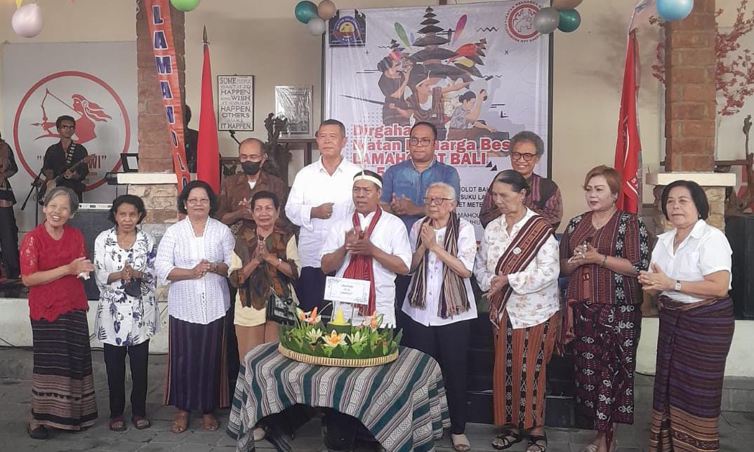 Bali, Ketua Lamaholot Bali, Yusdi Diaz bersama para sesepuh Lamaholot Bali foto bersama di depan Tumpeng 54 Tahun Lamaholot Bali.