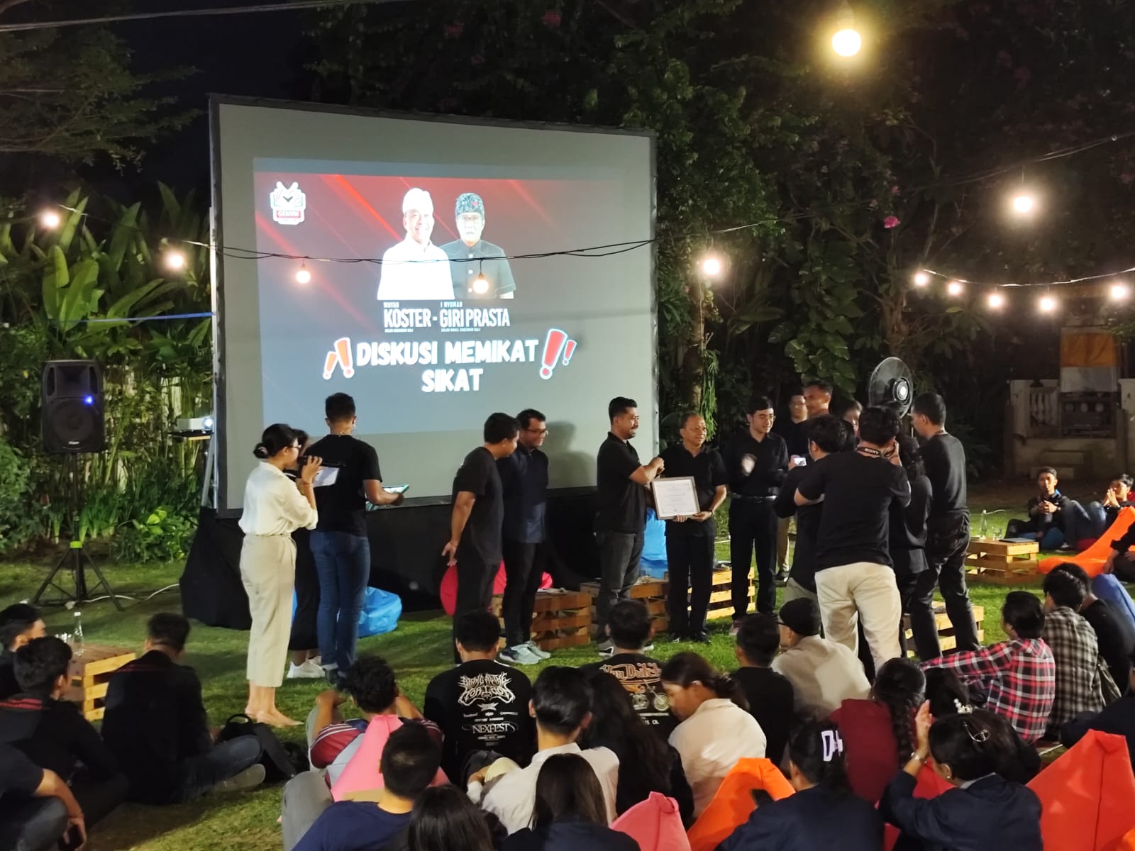 SIKAT: Kandidat Gubernur Bali Wayan Koster ditengah Gen-Z dalam Diskusi Memikat (Sikat) helatan Gemini Kota Denpasar
