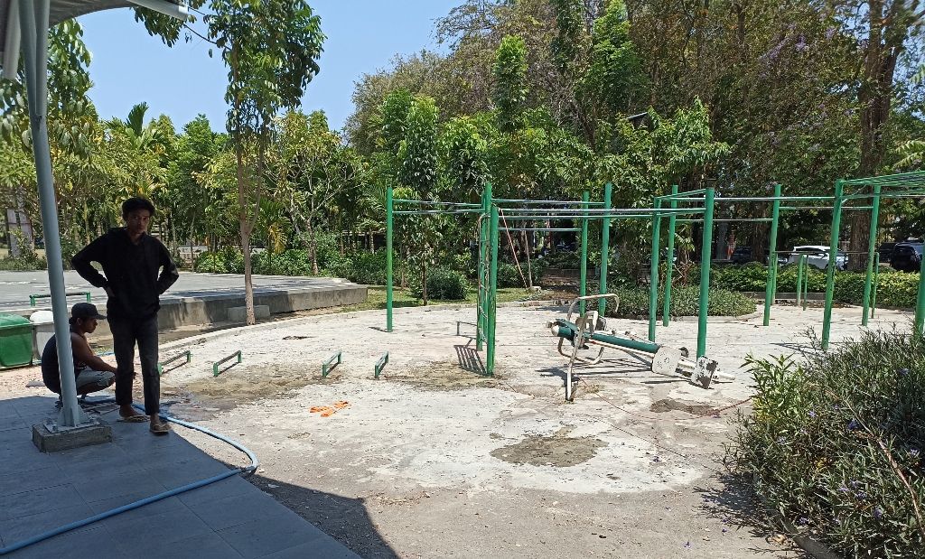 PENATAAN: Sejumlah pekerja tampak melakukan pengerjaan penataan arena olah raga di Lapangan Puputan Badung kemarin.