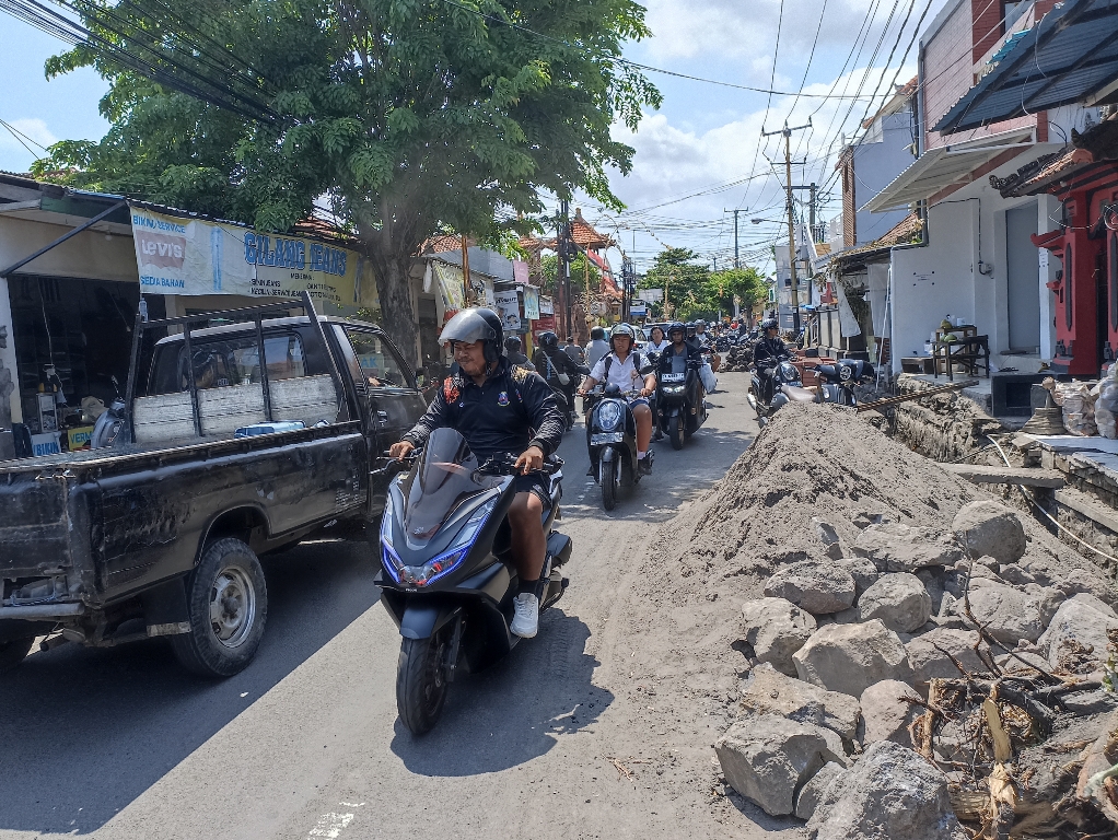 PROYEK: Salah satunya proyek drainase di kawasan jalan Sidakarya, Denpasar.