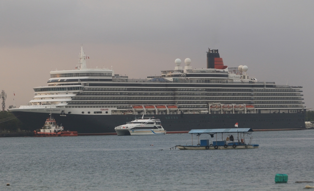 BERSANDAR: kapal pesiar MV. Queen Elizabeth  terlihat bersandar di pelabuhan Benoa, Denpasar, kemarin (29/10).