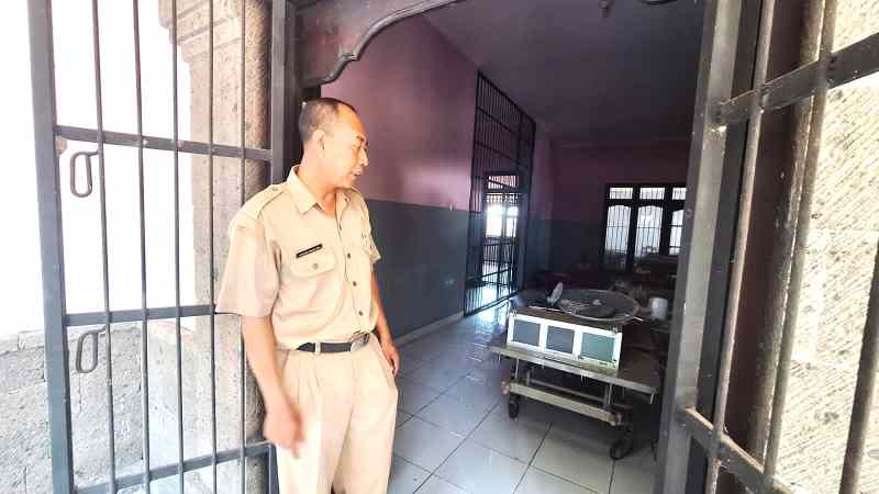 BANYAK PENGHUNI : Suasana rumah singgah pondok sosial Tresna Werdha Santhi yang berlokasi di Perumahan Dinas Wanasara, Desa Bongan Tabanan yang merawat ODGJ.(juliadi/radar bali)