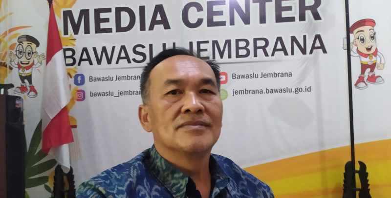 SAMPAIKAN PERINGATAN KERAS : Ketua Bawaslu Jembrana Made Widiastra. (m.basir/radar bali)