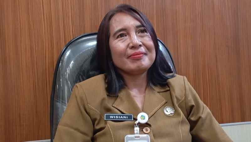 MENGAKU SUDAH SESUAI SOP: Kepala SMKN 2 Singaraja, Ni Ketut Wisiani sebut tindakan guru yang mencukur rambut siswanya itu sudah sesuai SOP sekolah. (francelino junior/radar bali)