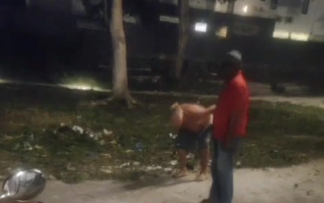 JOROK: Dalam kondisi stengah relanjang, Mr. Hans Remco Clipp, 60, plorotin celana dan menungging