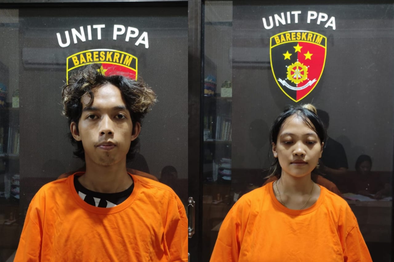 TEGA: Ibu kandung inisial Aisyah TH, 21, dan ayah tirinya, Aditya PAS, 22, kenakan pakaian tahanan Polres Badung