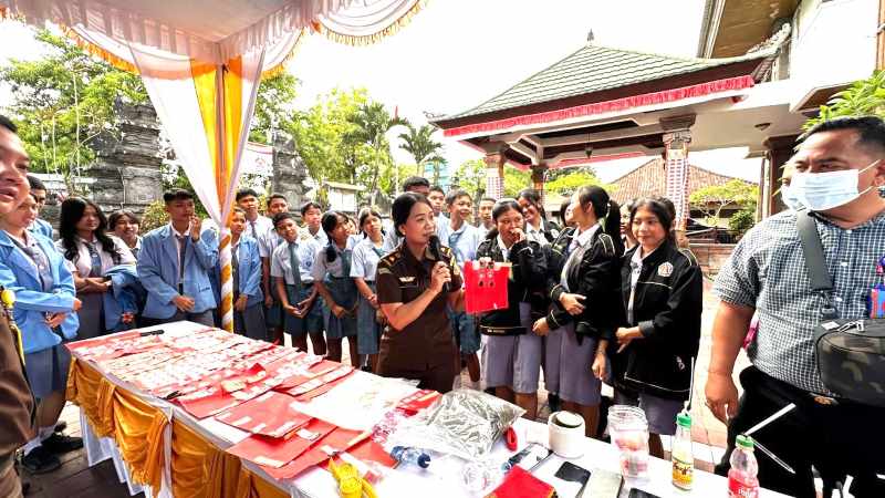 BARANG BUKTI SEBELUM DIBAKAR : Pemusnahan barang bukti narkotika di halaman Kantor Kejari Tabanan. (juliadi/radar bali)