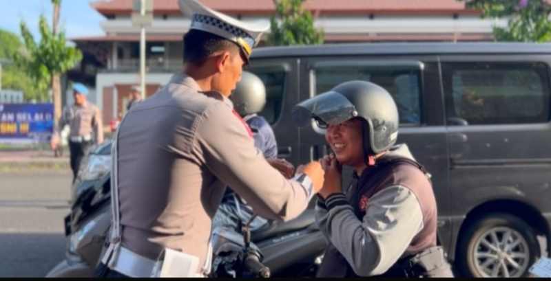 MASIH SELALU ADA PELANGGARAN : Sosialisasi Pemasangan helm oleh personel satlantas polres Jembrana saat operasi zebra Agung 2024. (Foto Satlantas Polres Jembrana)