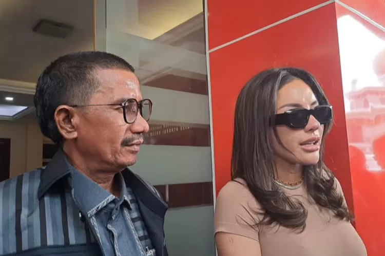 Nikita Mirzani dan pengacaranya Fahmi Bachmid