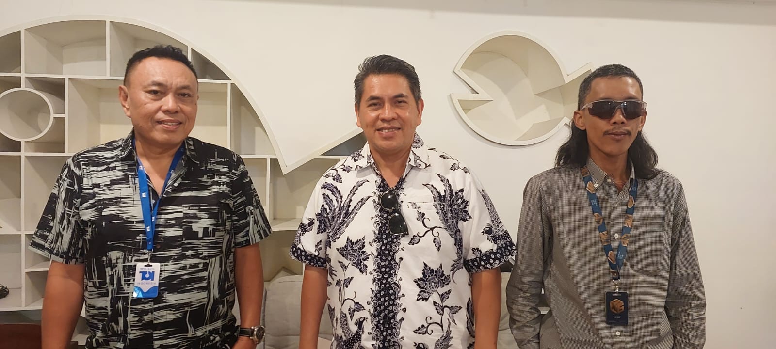 Dari kiri, Jerryco c.o Kolibu selaku Corporate Secretary, Dwight George Nayoan S.H., MH,. Kuasa Hukum pemilik SHGB (tengah) dan M. Hafid Yahya Bang S.H Legal Konsultan, The Umalas Signature.