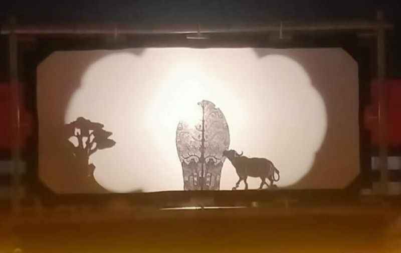 PENTAS WAYANG : Pementasan wayang kulit karya dalang muda I Putu Ardiyasa mengangkat cerita Wayang Subak Pretiwi dari Lontar Darma Pemaculan.(juliadi/radar bali)