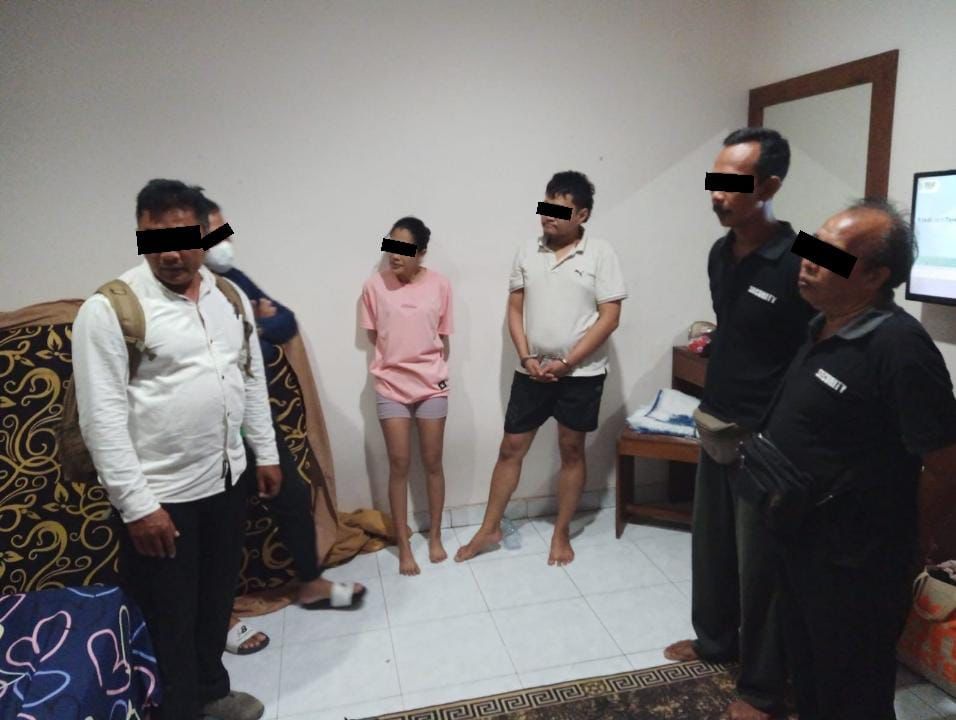 DIAMANKAN: Lima orang tersangka sedang diinterogasi Petugas BNNP Bali