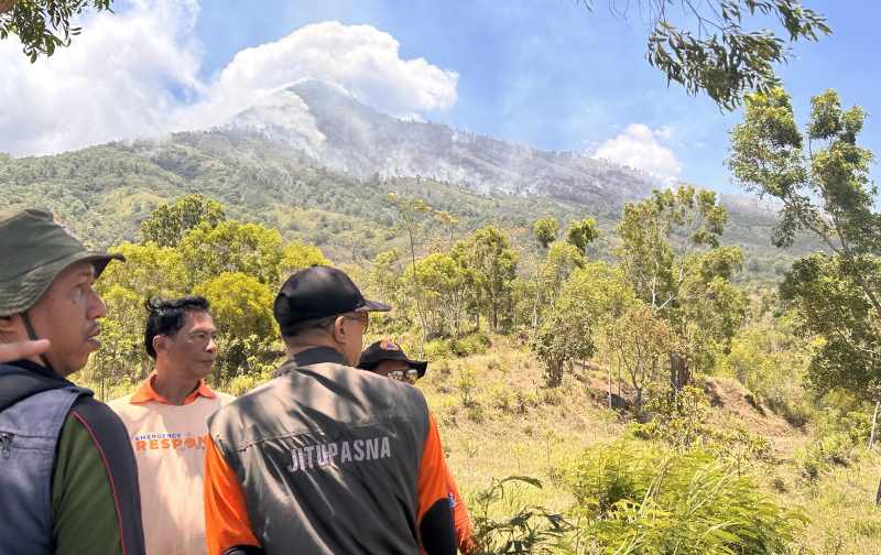 KESULITAN ALAT PEMADAM DI GUNUNG: BPBD bersama instansi terkait saat melakukan pemantauan kebakaran hutan lereng Gunung Agung. (Foto : Zulfika Rahman/Radar Bali)