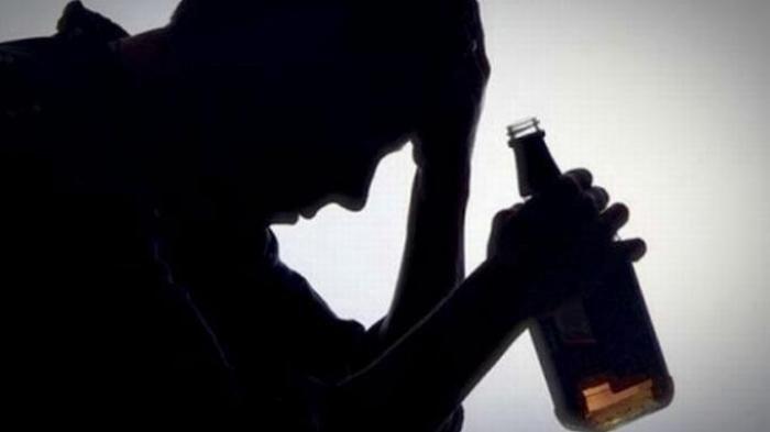 PENGARUH ALKOHOL: Ilustrasi sakit hati lalu tenggak arak dan bakar rumah teman