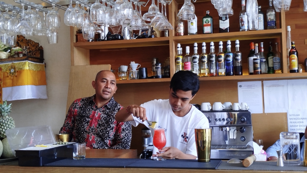 PELATIHAN: Kegiatan pelatihan bartender disambut antusias oleh anak muda berlokasi di Wisata Internasional Hotel School, Denpasar.