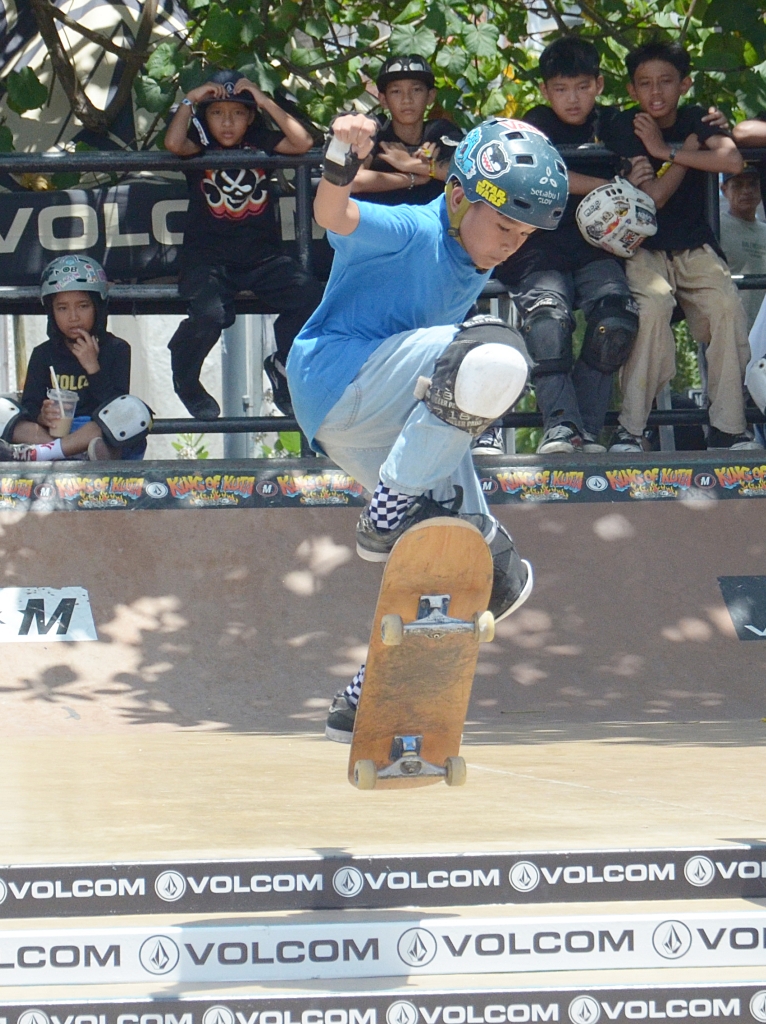 LOMBA: Salah satu peserta unjuk gigi dalam lomba skateboard di Kuta.