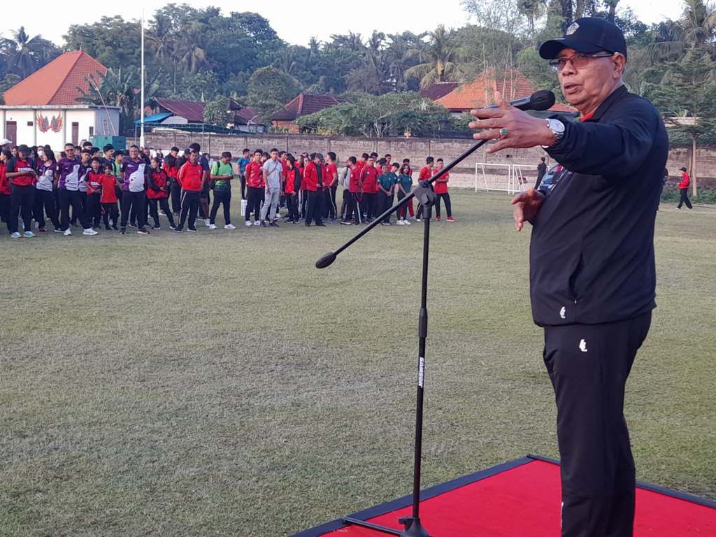 APEL: Ketua KONI Badung Made Nariana  saat memimpin apel  siaga atlet Badung di Lapangan Umum Blahkiuh Abiansemal pada Sabtu lalu (2/11)
