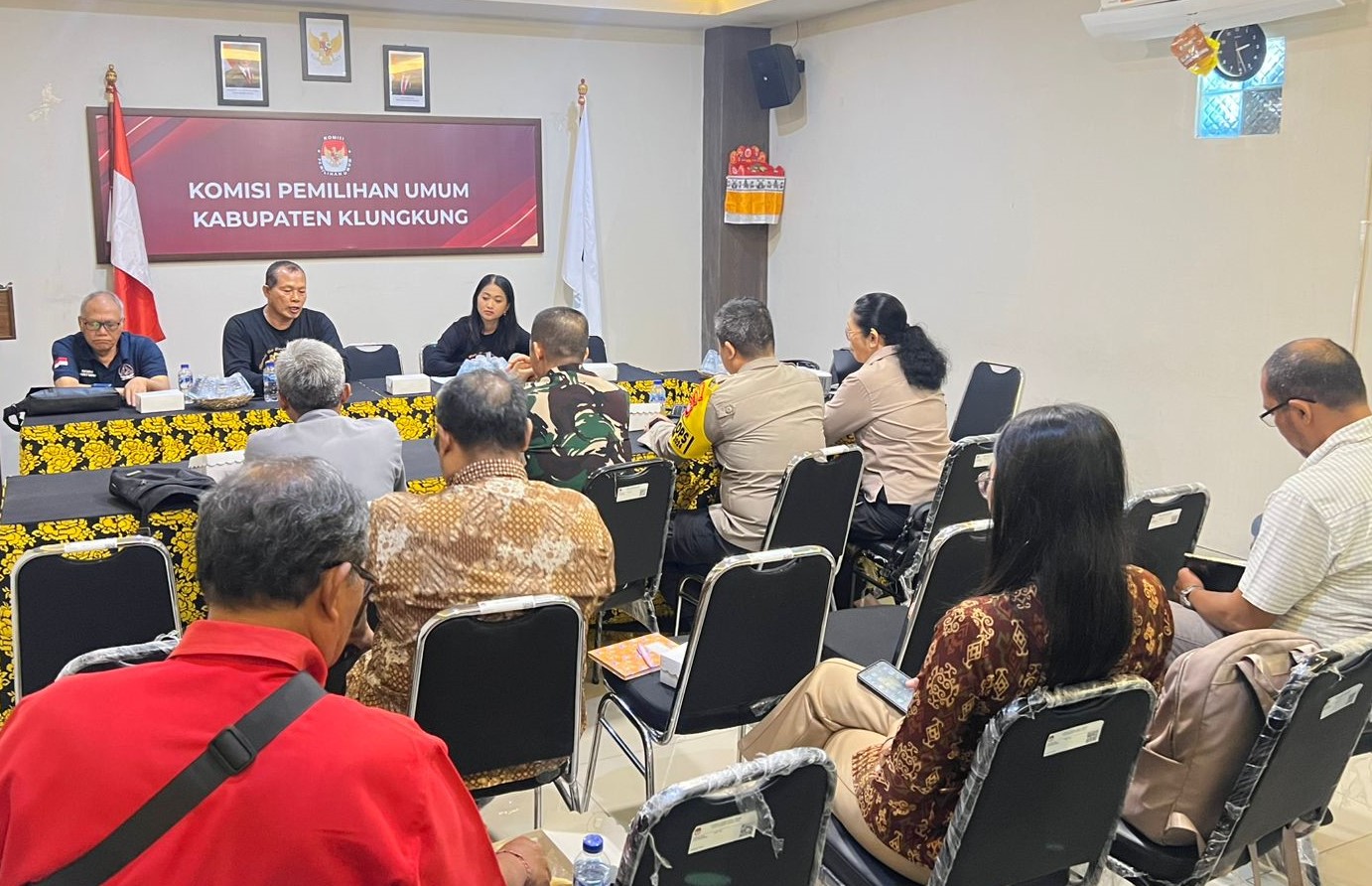 GELAR RAPAT : KPUD Klungkung gelar rapat koordinasi penertiban APK yang melanggar .(istimewa)