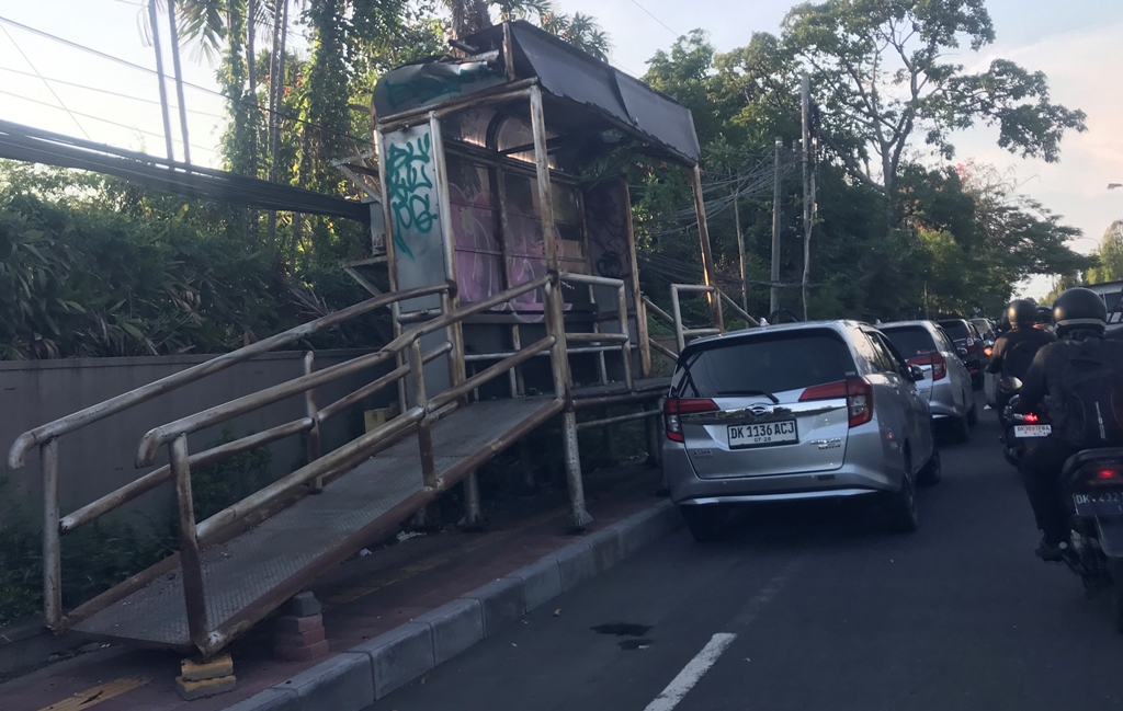 RUSAK: Sebuah halte di pinggir jalan bypass Ngurah Rai, Sanur atapnya terlihat sudah rusak dan bagian lainnya penuh coret-coretan, saat difoto kemarin (4/11).
