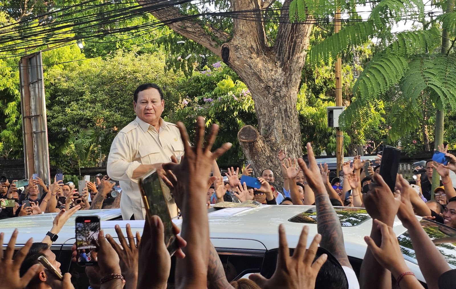 PAK PRESIDEN!: Presiden Prabowo Subianto menyapa masyarakat yang menyambut antusias saat tiba di restoran Bendega Renon, 3 November 2024.